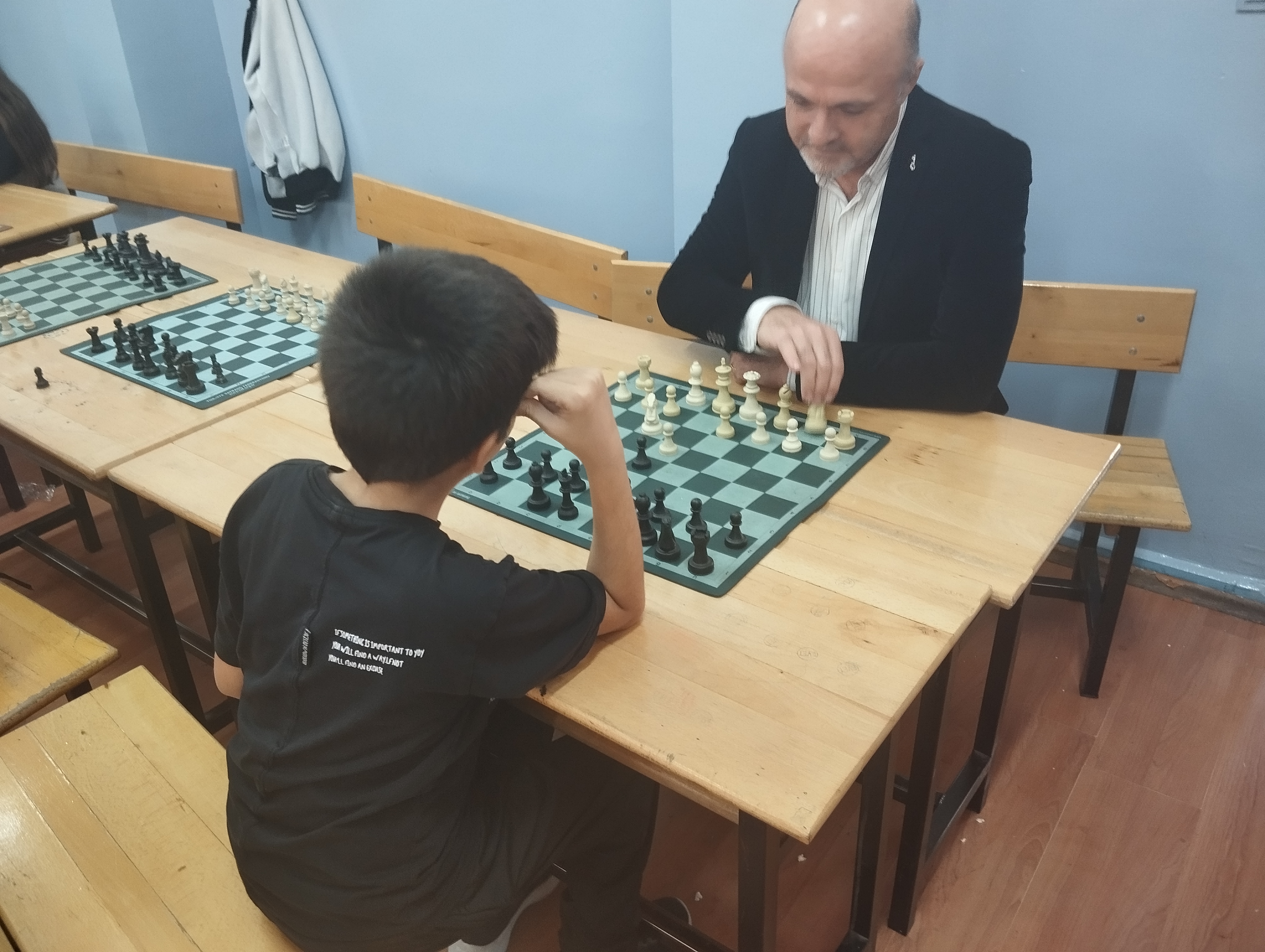 Atilla Akbiyik satranc dersinde